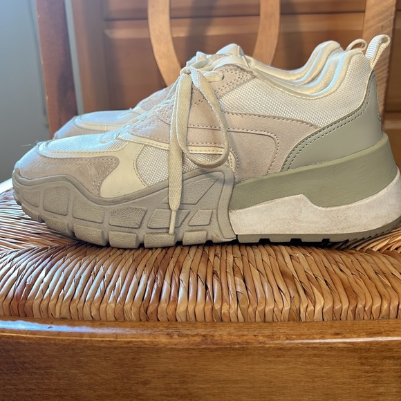 EUC H&M white/cream size 7 platform sneaker - Picture 5 of 9